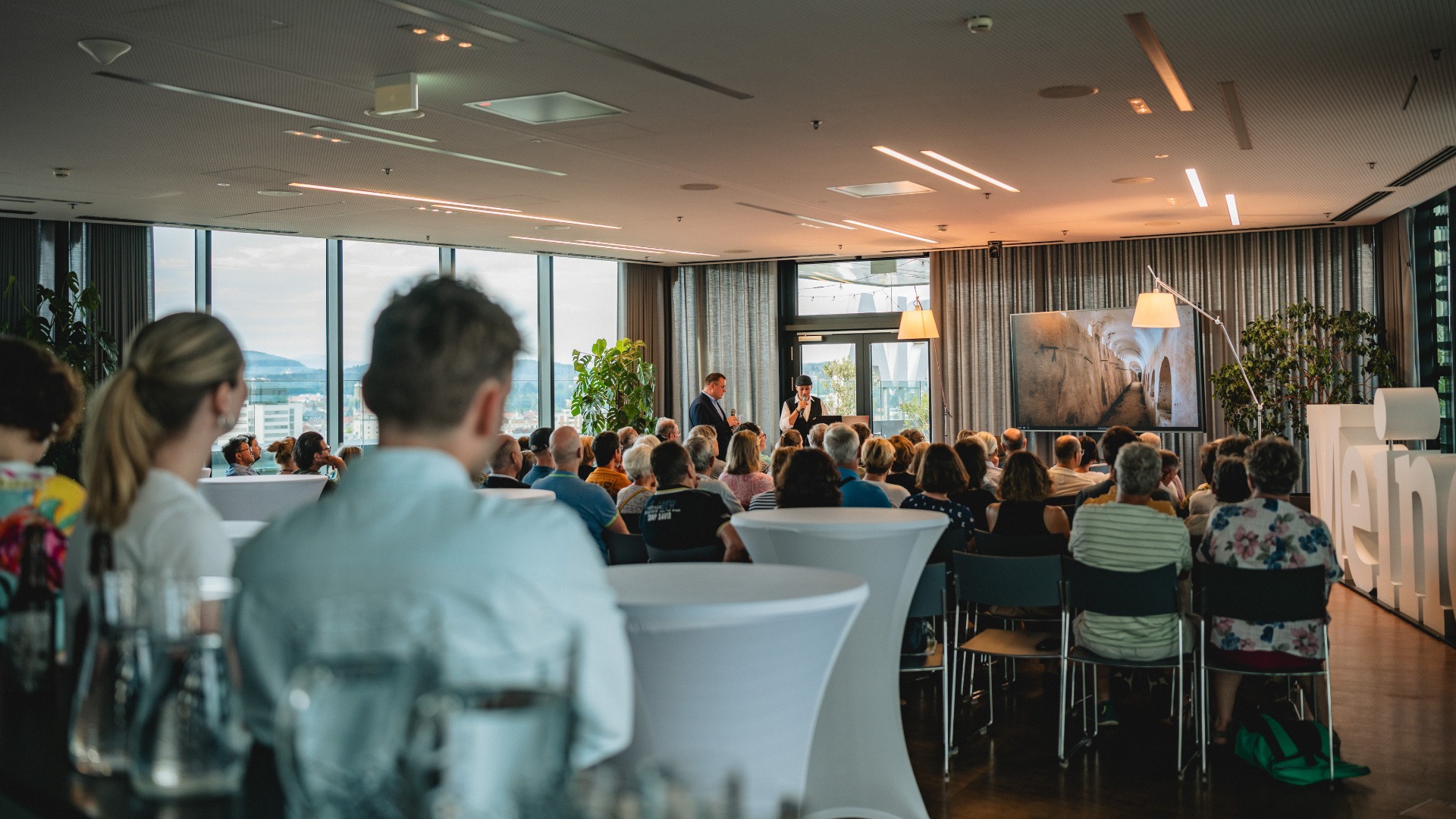 Bühne mit Publikum im Skyroom der Kleinen Zeitung